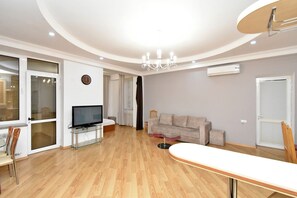 apartman, több ágy, erkély | Nappalirész | Síkképernyős tévé