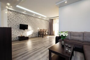 Comfort Apartment, Balcony, City View | Living area