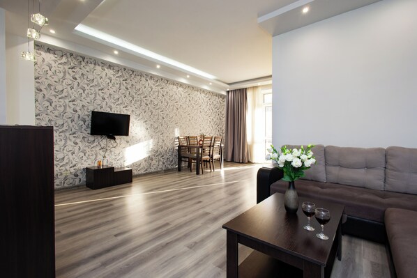 Comfort Apartment, Balcony, City View | Living area