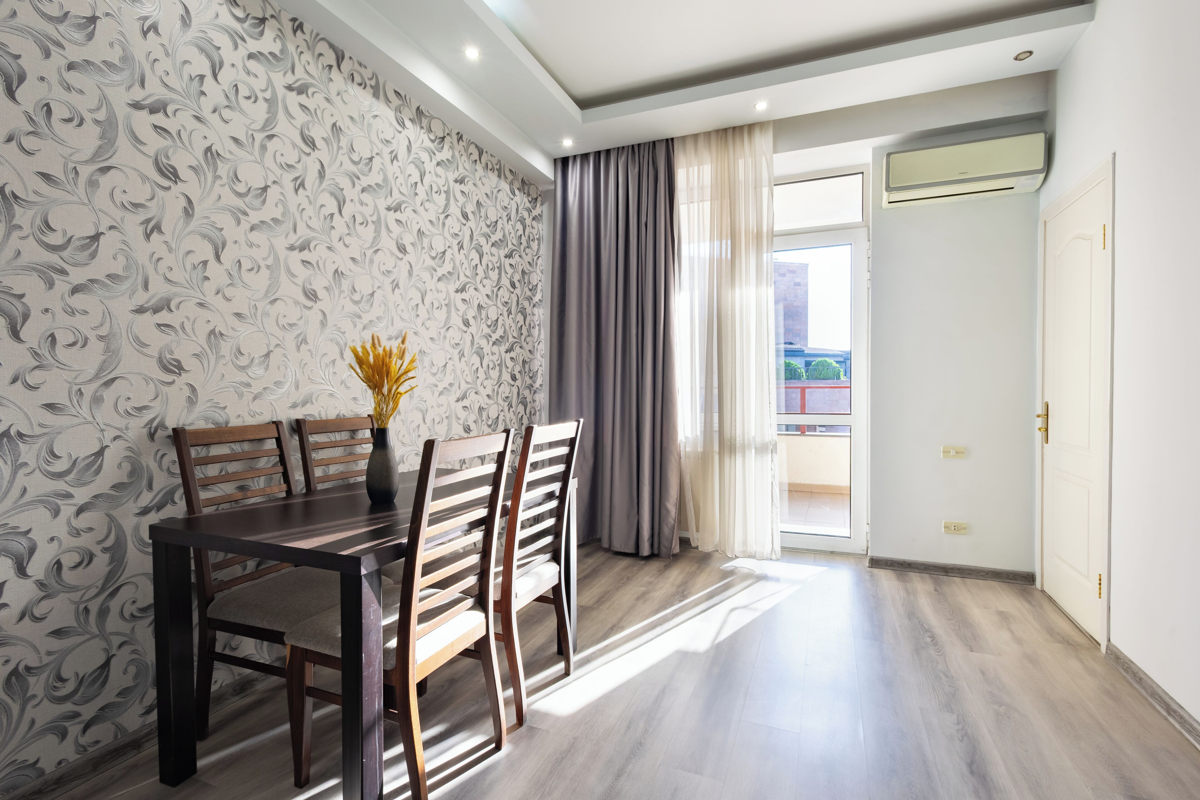 Apartemen Comfort, balkon, pemandangan kota | Area keluarga | Televisi layar datar 50-inci dengan saluran TV kabel