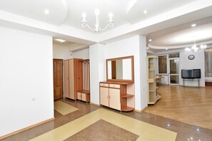 شقة - عدة أسرّة - بشرفة | منطقة المعيشة