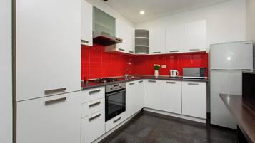 Comfort Apartment, Balcony, City View | Private kitchen | Microwave, oven, stovetop, cookware/dishes/utensils