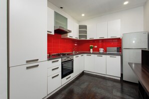 Comfort Apartment, Balcony, City View | Private kitchen | Microwave, oven, stovetop, cookware/dishes/utensils