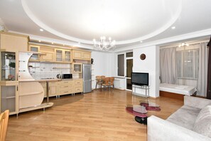 apartman, több ágy, erkély | Nappalirész | Síkképernyős tévé