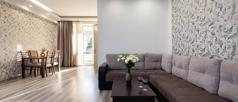 Comfort appartement, balkon, uitzicht op stad | Woonruimte | Een 50-inch flatscreentelevisie met kabelzenders