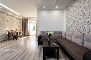 Comfort-lejlighed - balkon - byudsigt | Opholdsområde | 50-tommers fladskærms-tv med kabelkanaler