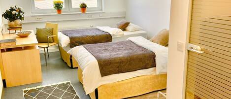 Doppelzimmer | Schreibtisch, laptopgeeigneter Arbeitsplatz, kostenloses WLAN