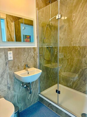 Douche, serviettes fournies, papier toilette