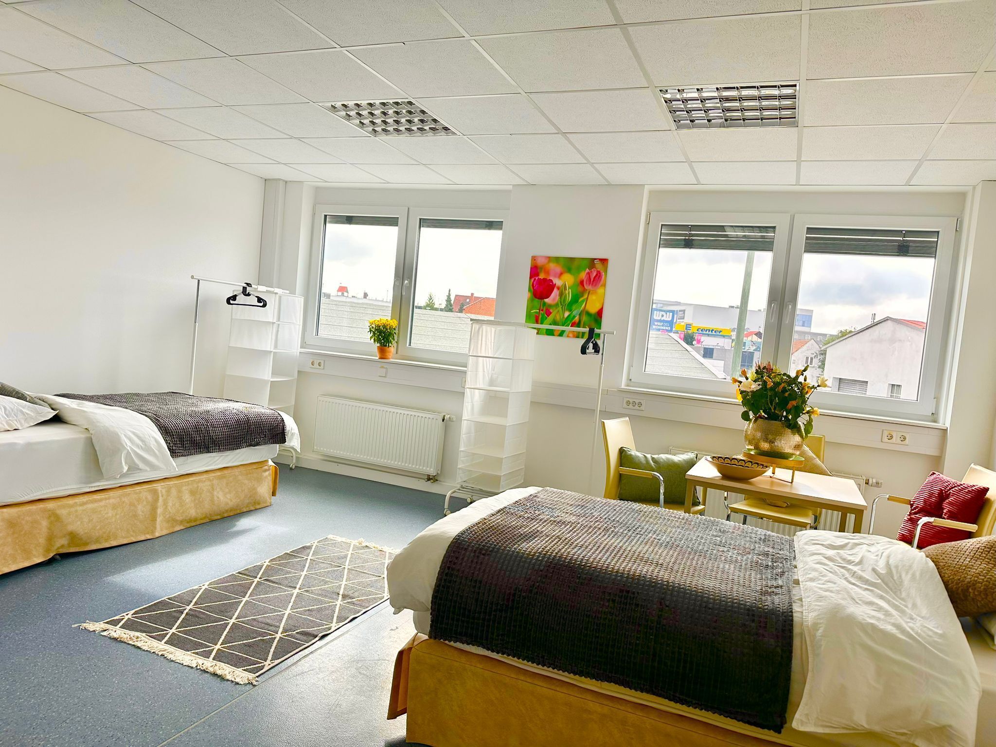 Dreibettzimmer | Schreibtisch, laptopgeeigneter Arbeitsplatz, kostenloses WLAN