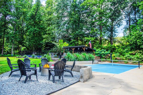 Pool, Pickleball, Poker, Ping-Pong! King beds!