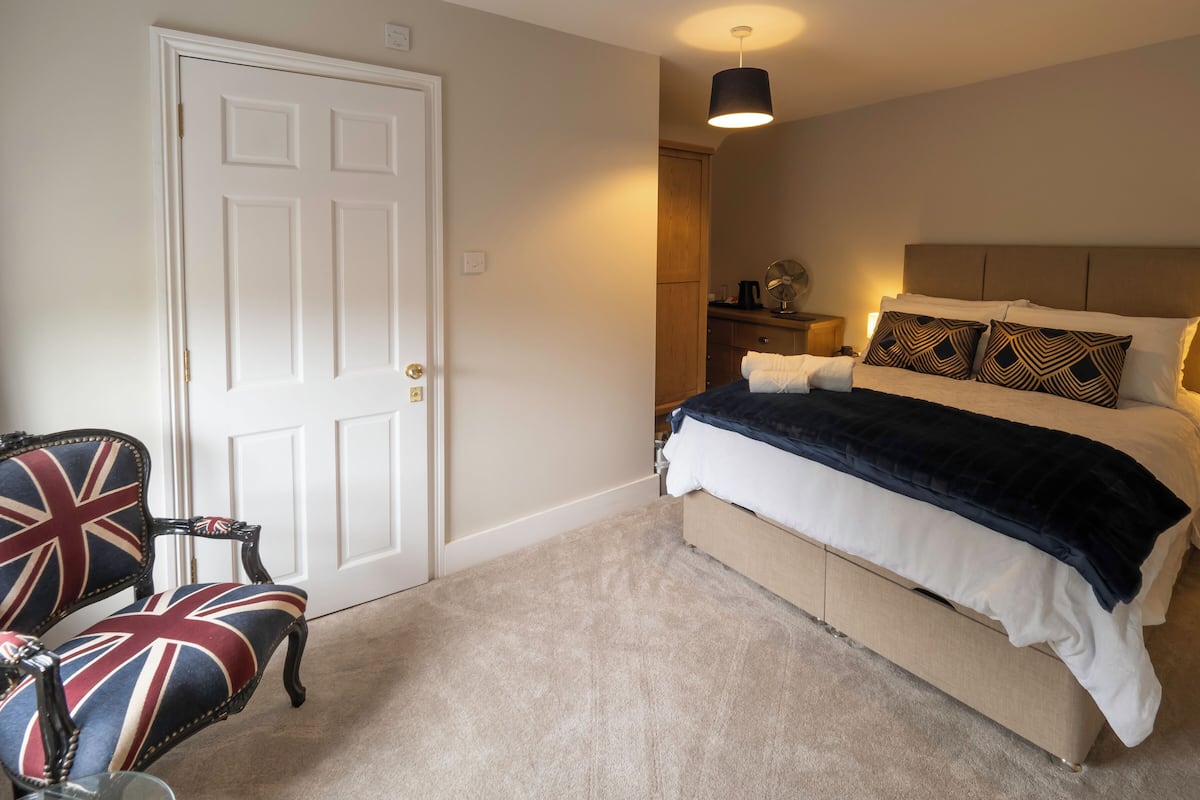 Deluxe Double Room, Garden View | Blackout drapes, iron/ironing board, free WiFi