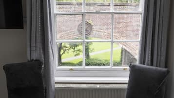 Deluxe dubbelrum - utsikt mot trädgården | Sängtillbehör av högsta kvalitet och mörkläggningsgardiner