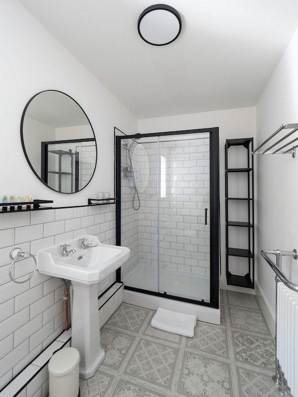 Deluxe Room, 1 King Bed with Sofa bed, Garden View | Bathroom