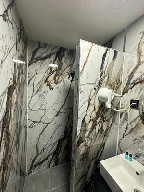 Buồng tắm vòi sen, đồ dùng nhà tắm miễn phí, máy sấy tóc, khăn tắm 