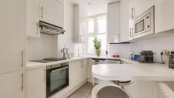 Een koelkast, een microgolfoven, een oven, een kookplaat