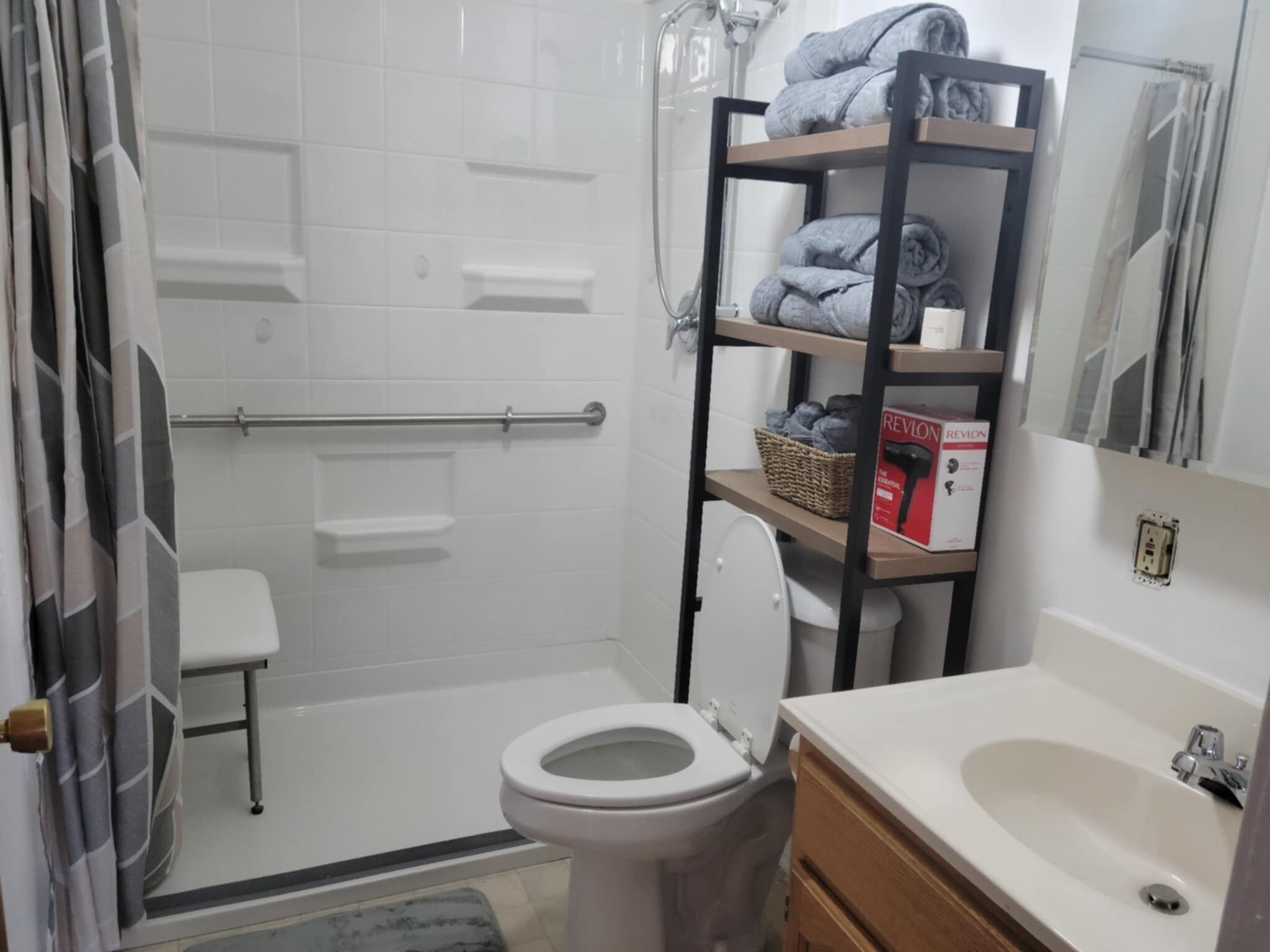 Een douche, een haardroger, handdoeken, zeep