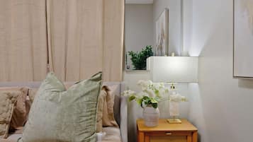 Planxa i posts de planxar, wifi i roba de llit