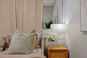 Tabla de planchar con plancha, wifi y ropa de cama