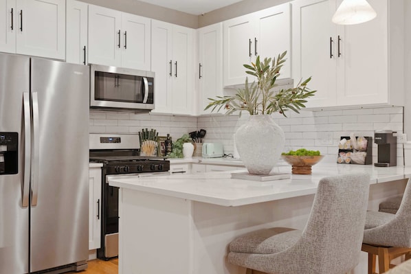 Refrigerador, microondas, horno y parrilla de estufa