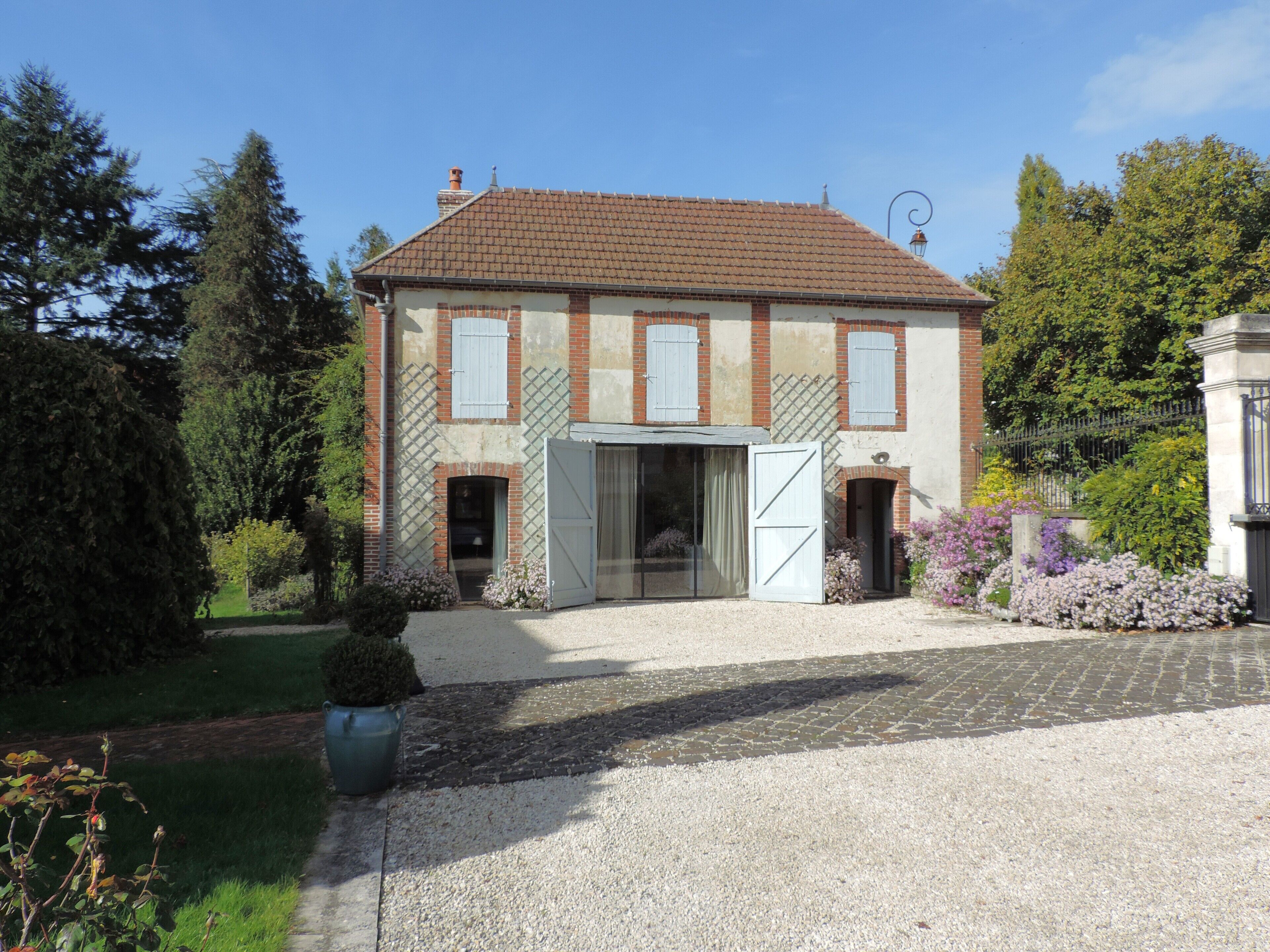 La cour d'honneur devant le gîte