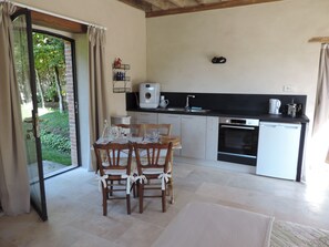 Réfrigérateur, un four, surface de cuisson, lave-vaisselle