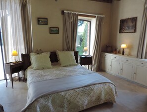 1 bedroom, iron/ironing board, travel cot, free WiFi