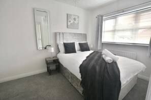 3 bedrooms, iron/ironing board, WiFi, bed sheets