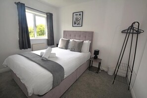 3 bedrooms, iron/ironing board, WiFi, bed sheets - Victoria Dock 3 Bedroom House sleeps 5-Free Parking-Contractor Long Stay (Kingston upon Hull)