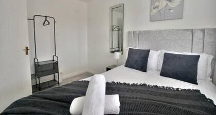 Victoria Dock 3 Bedroom House sleeps 5-Free Parking-Contractor Long Stay