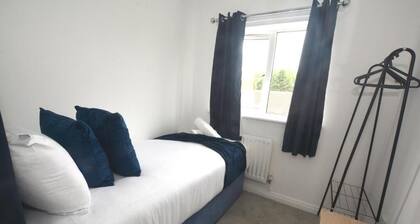 Victoria Dock 3 Bedroom House sleeps 5-Free Parking-Contractor Long Stay