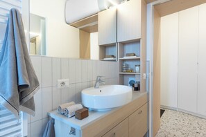 Séchoir à cheveux, bidet, serviettes fournies, savon