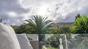 Een weelderige tuin met palmbomen en een heldere lucht.