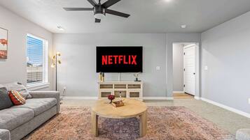 TV, videogames, livros, escritórios