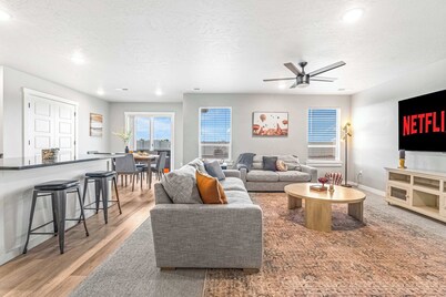 Spacious 5BR - Gamer Room - Hot Tub & Basketball