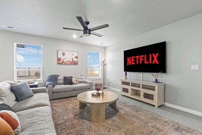 Spacious 5BR - Gamer Room - Hot Tub & Basketball