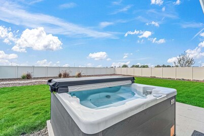 Spacious 5BR - Gamer Room - Hot Tub & Basketball