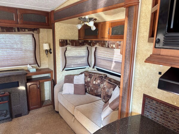 Smart-tv, een open haard, een dvd-speler en een muziekbibliotheek