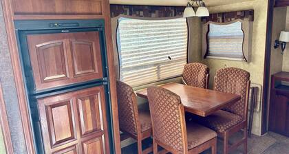 Cozy 1 bedroom RV in tranquil in the Hills of Tuscola with AC relaxing