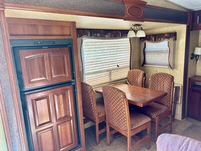 Cozy 1 bedroom RV in tranquil in the Hills of Tuscola with AC relaxing