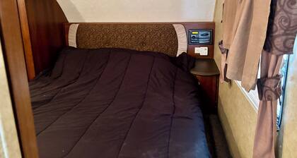 Cozy 1 bedroom RV in tranquil in the Hills of Tuscola with AC relaxing