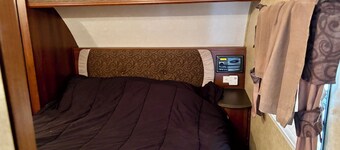 Cozy 1 bedroom RV in tranquil in the Hills of Tuscola with AC relaxing