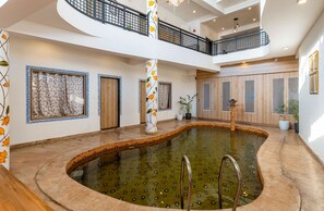 Indoor pool - Young Monk Hostel Udaipur - Jaydurg (Udaipur)