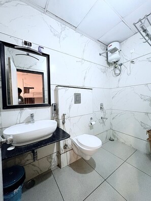 Standard-Doppelzimmer | Badezimmer | Dusche, Shampoo, Toilettenpapier