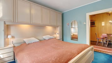 2 bedrooms, iron/ironing board, WiFi, bed sheets