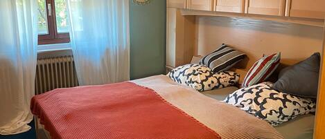 2 habitaciones, tabla de planchar con plancha, wifi y ropa de cama