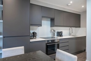 Réfrigérateur, four à micro-ondes, un four, surface de cuisson