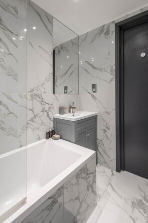 Séchoir à cheveux, serviettes fournies, savon, shampooing