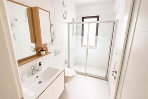 Dusche, Haartrockner, Handtücher