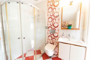 Shower, hair dryer, towels - Villa Garden Island - Four Bedroom Villa, Sleeps 10 (Dalyan)