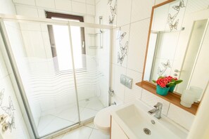 Shower, hair dryer, towels - Villa Garden Island - Four Bedroom Villa, Sleeps 10 (Dalyan)